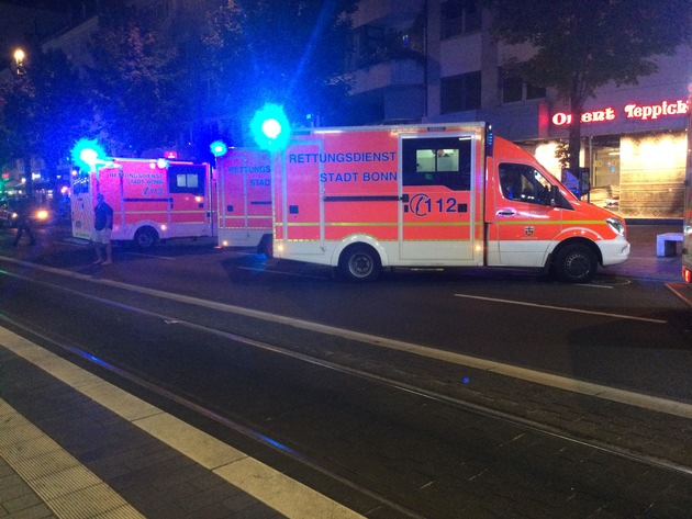 FW-BN: 6 Verletzte nach schwerem Verkehrsunfall zwischen Straßenbahn und Linienbus am Bertha-von-Suttner-Platz