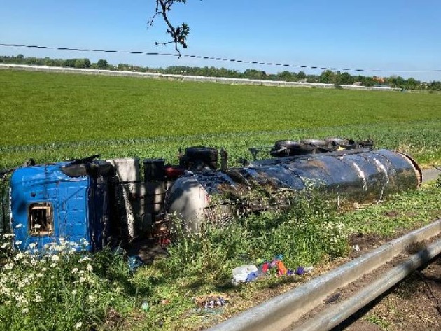 POL-STD: Sattelzug kommt von der Straße ab und landet auf dem Radweg - Fahrer erleidet schwere Verletzungen