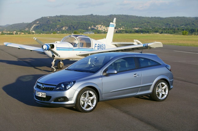 Weltpremiere von Opel / Neuer Astra GTC mit Panorama-Frontscheibe