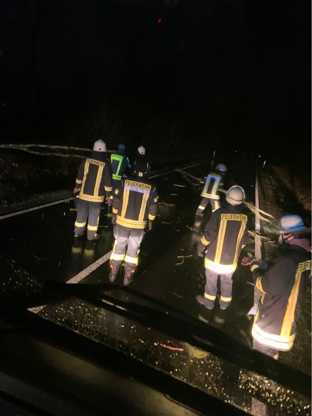 FW Borgentreich: Sturmtief Yelina hält die Feuerwehr Borgentreich, in der Nacht, des 17.02.2022 in Atem. Eine unruhige Nacht liegt hinter den Einsatzkräften.