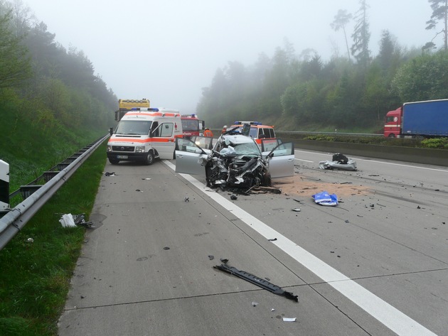 POL-WL: Pkw fährt unter Lkw, Beifahrerin tödlich verletzt