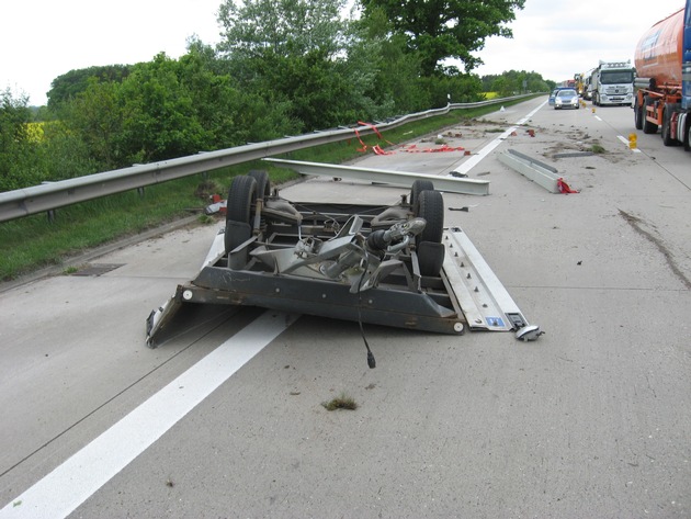 POL-WL: Verkehrsunfall auf der Autobahn 7 +++ Anhänger stürzt aufgrund mangelhafter Ladungssicherung um +++ Sperrung des rechten Fahrstreifens