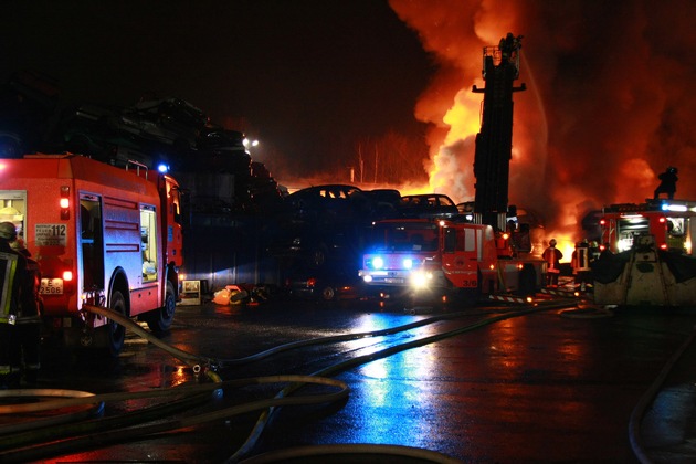 FW-E: Großbrand in Essen-Altenessen, etwa 100 Schrottfahrzeuge ausgebrannt