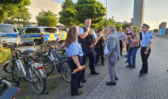 BPOL NRW: Bund und Land Hand in Hand - Mitführverbot von Waffen Gemeinsamer Schwerpunkteinsatz der Bundes- und Landespolizei in mehreren NRW-Großstädten
