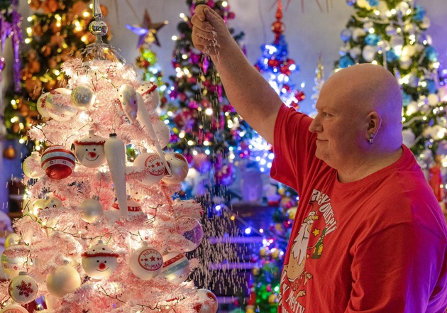 Es weihnachtet sehr: Rekord-Ehepaar aus Rinteln schmückt 350 Christbäume und knackt offiziellen RID-Weltrekord für &quot;meiste geschmückte Weihnachtsbäume an einem Ort&quot;