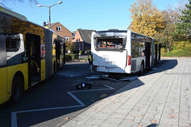 FW Pulheim: Schulbusse kollidieren an Pulheimer Gymnasium