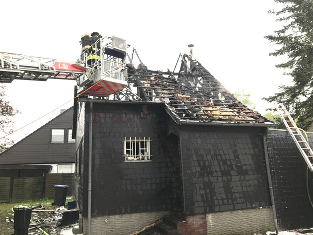 FW-GL: Wohnhausbrand mit einem Brandtoten im Stadtteil Hand von Bergisch Gladbach