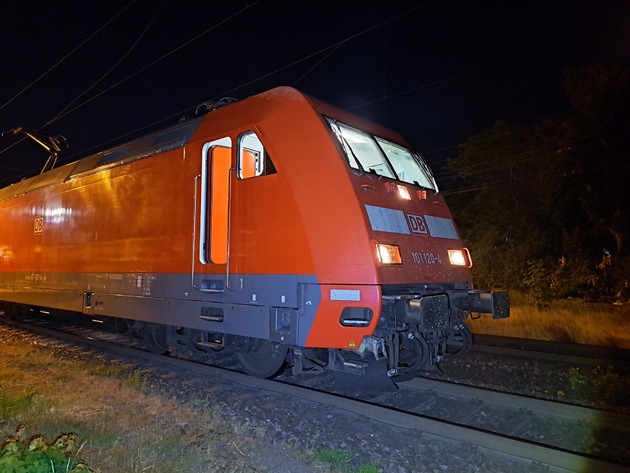 BPOL-HB: Jugendliche beschießen Lokführer im Bahnhof Verden