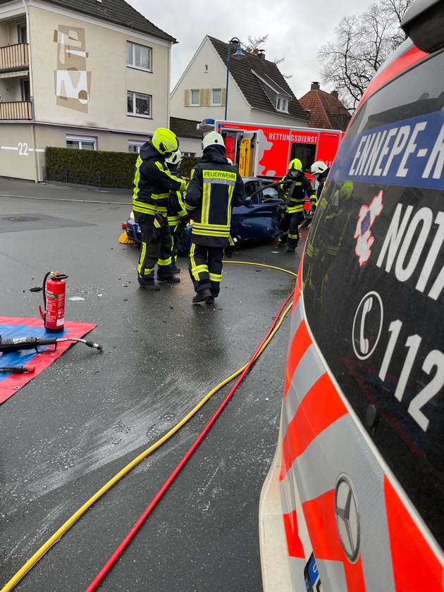 FW-EN: Schwerer Verkehrsunfall Blücherstr. / Potthoffstr.