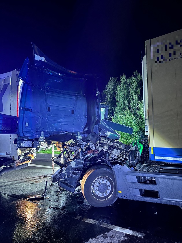 FW Helmstedt: Auffahrunfall mit zwei LKW