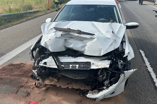POL-PDLD: A65/AS LD-Zentrum - Schwerer Verkehrsunfall nach Ablenkung durch Smartphone