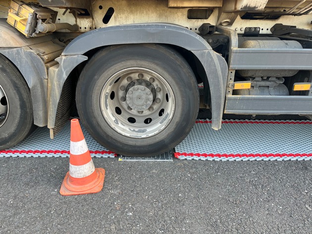 POL-ME: Verkehrsdienst schickte Laster auf die Waage - Langenfeld - 2408075