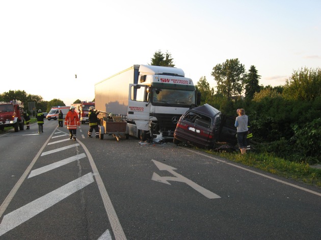 POL-HI: Verkehrsunfall mit drei schwer verletzten Personen