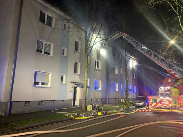 FW-GLA: Ereignisreiche Nacht für die Feuerwehr Gladbeck