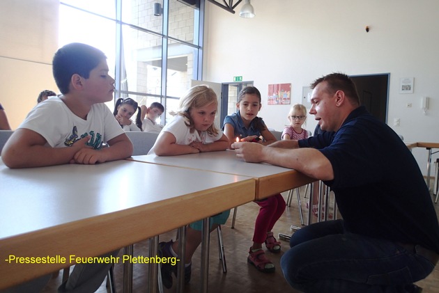 FW-PL: Ferienbetreuung der OGS Grundschule Eschen zu Besuch in der Feuer- und Rettungswache Plettenberg. Brandschutzerzieher erklärte richtigen Umgang mit Feuer. Löschrohr wurde vorgenommen