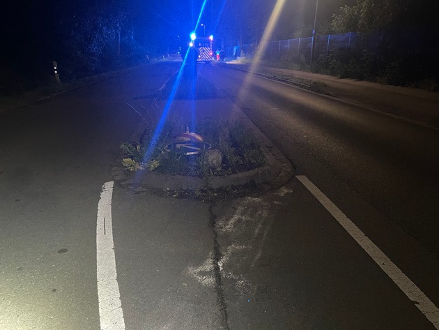 POL-BI: Totalschaden: Verkehrsinsel übersehen
