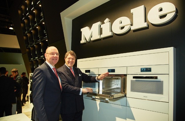 Miele & Cie. KG: Erste Umsatzmilliarde in Deutschland / Größter Auftrag kommt aus Indien / Neues Kombinationsgerät als Messe-Highlight / Zur LivingKitchen zeigt Miele Dampfgarer und Mikrowelle in einem Gerät