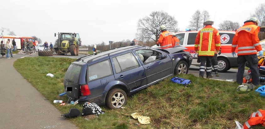 POL-NI: Traktorfahrer übersieht PKW - vier verletzte Personen davon zwei schwer