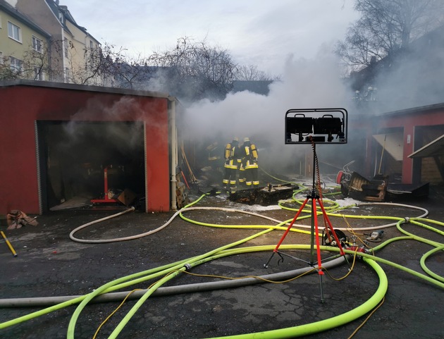 FW-E: Brand in einem Garagenkomplex, keine Verletzten