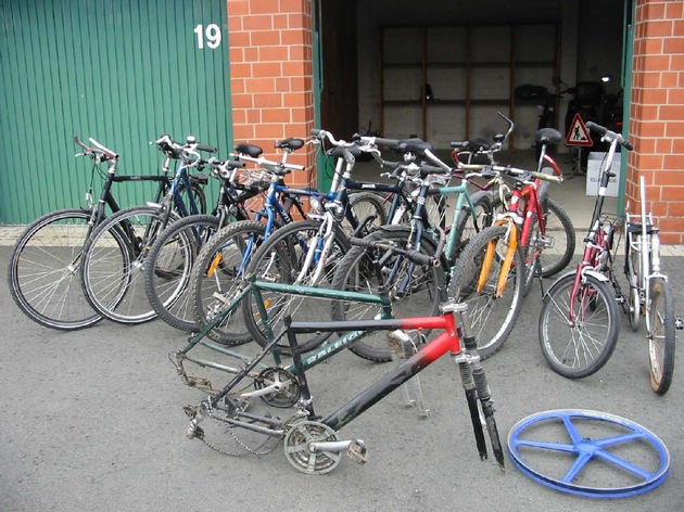 POL-GOE: (367/04) Erfolgreiche Durchsuchung: 12 Fahrräder, Fahrradteile, Blaulicht und Angelruten