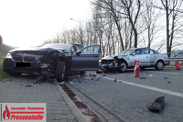 FW-PL: OT-Böddinghausen. Frontalzusammenstoß mit drei Verletzten.