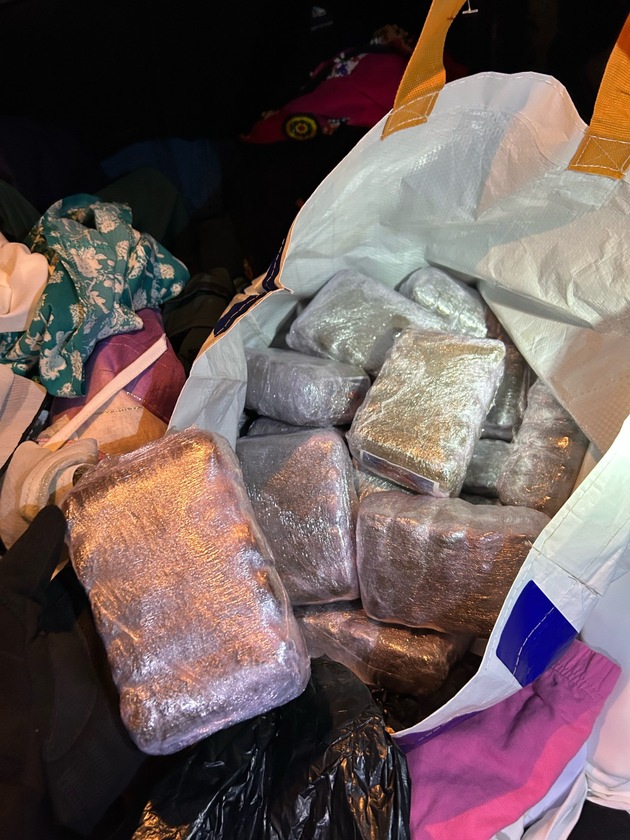 HZA-KI: Zoll stellt 10 Kilogramm Haschisch auf der A7 sicher - Straßenverkaufswert rund 100.000 Euro
