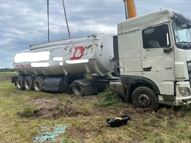POL-UL: (BC) Warthausen NACHTRAG TANKLASTZUG - Bei Unfall schwer verletzt / Am Freitagfrüh kam ein 51-Jähriger bei Warthausen mit seinem Tanklastzug von der Straße ab.