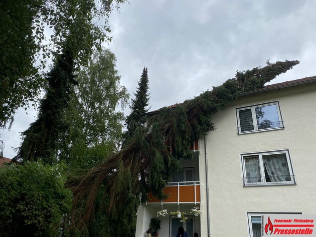 FW-PL: OT-Kersmecke, Baum stürzt um und beschädigt Wohnhaus