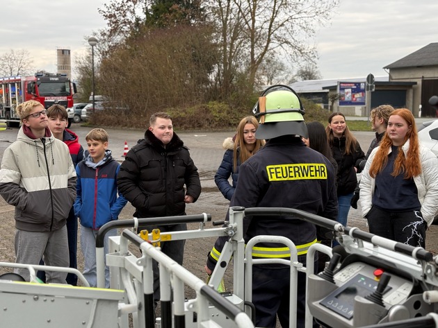 FW Beverungen: Praxisnaher Chemieunterricht bei der Feuerwehr Beverungen / Gymnasium Beverungen besucht das Feuerwehrger&auml;tehaus