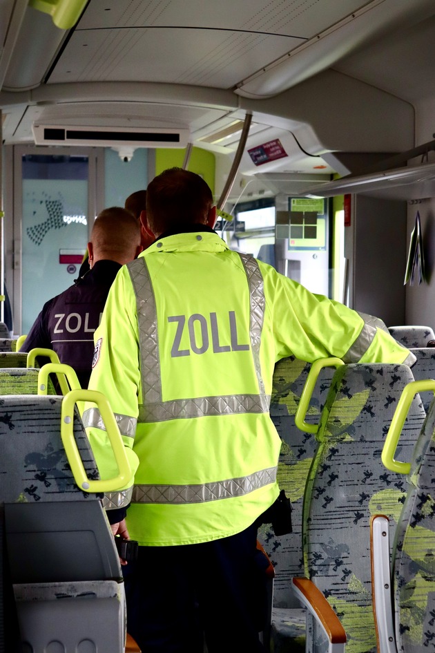 HZA-R: Crystal in der Hand versteckt: Zoll aus Selb deckt Drogenschmuggel im Zug aus Tschechien auf