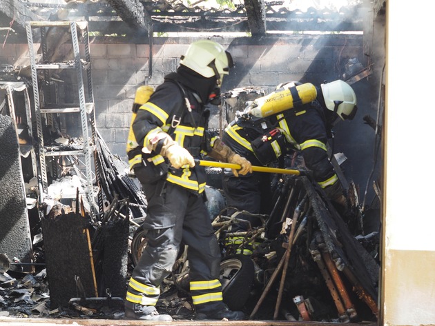 FW-MK: Garagenbrand in voller Ausdehnung