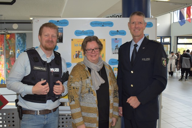 POL-PB: Bundesweiter Vorlesetag - Polizei Paderborn beteiligt sich an zwei Schulen im Kreisgebiet