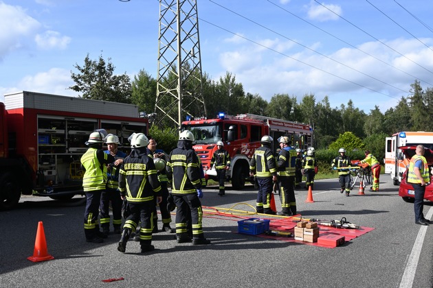 FW LK Neunkirchen: VU mit Person / PKW gegen PKW, L112 von St Ingbert bis L112 Elversberg // Einfahrt Schüren