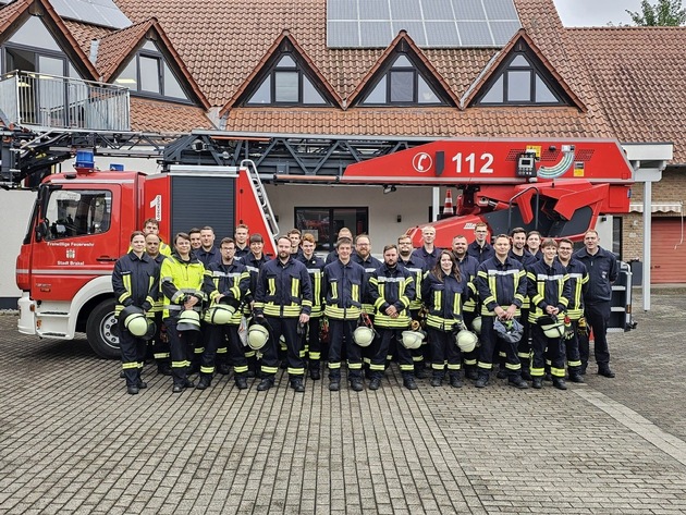 FW Beverungen: 26 Feuerwehrangehörige schließen Feuerwehr-Grundausbildung erfolgreich ab / Nachwuchskräfte aus Beverungen, Brakel und Höxter verstärken die Einsatzbereitschaft