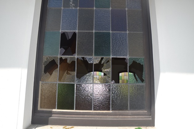 POL-NI: Bleiverglaste Fensterscheiben der Friedhofskapelle eingeschlagen