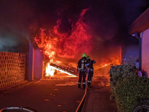 FW Bergheim: Feuerwehr löscht Garagenbrand in Bergheim PKW rechtzeitig ins Freie gefahren - Einsatz nach zwei Stunden beendet