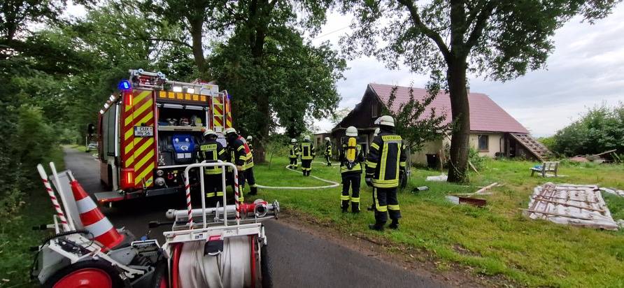 FFW Schiffdorf: Brandstiftung in Einfamilienhaus - geringer Brandschaden dank schnellem Einsatz