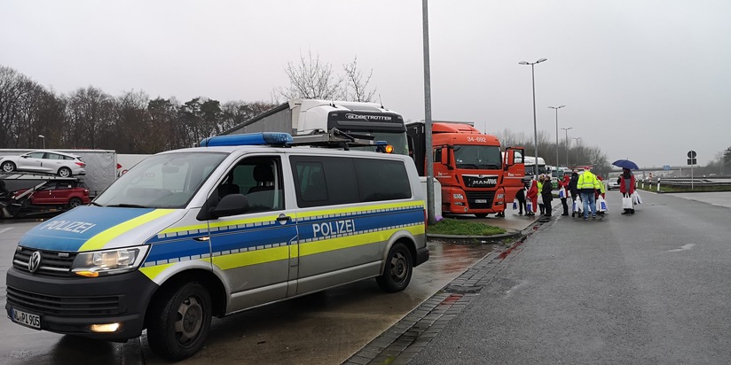 POL-WL: Fernfahrerstammtisch der Polizeidirektion unterstützt Docstop Aktion und beschenkt Lkw-Fahrer