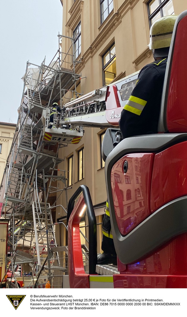 FW-M: Lkw fährt in Gerüst - Einsturzgefahr (Lehel)