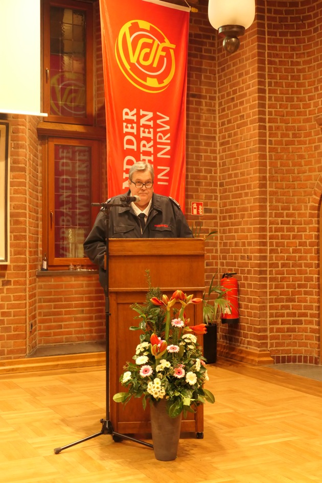 Feuerwehr Kalkar: Ehrungen im Ratssaal - Feuerwehr Kalkar würdigt Engagement und Gemeinschaft