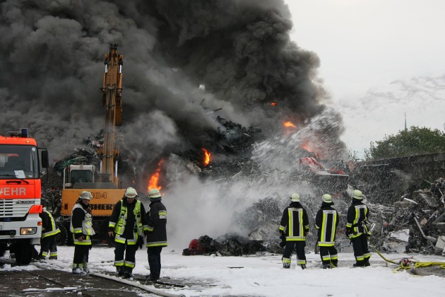 FW-E: Großbrand in Essen-Kray, Feuerwehr mit drei Löschzügen vor Ort, Erstmeldung