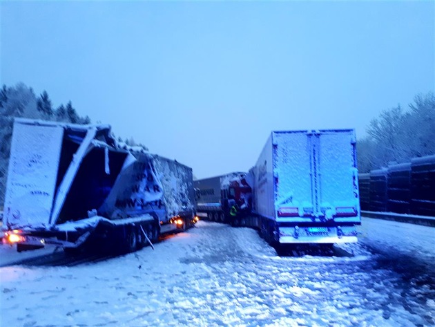 POL-VDKO: Fotos zu Meldung vom 18.12.17, 11:12 Uhr
VU auf der A 3 mit mehreren Lkw