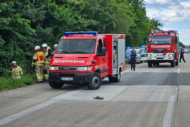 Feuerwehr Goch: Schwerer Verkehrsunfall auf der A 57: Ein Fahrzeug in Flammen, 4 Personen verletzt