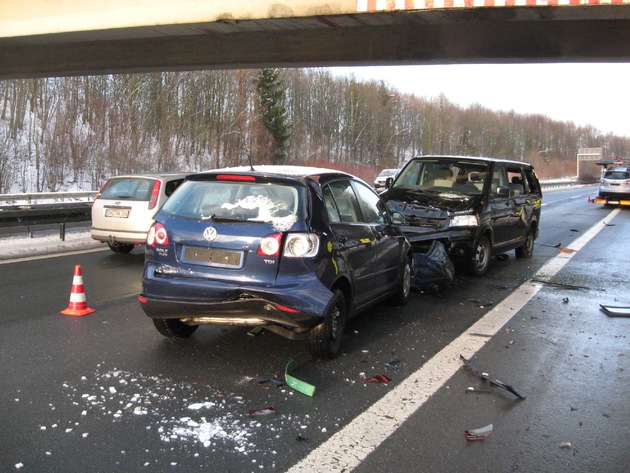 POL-HI: BAB 39, LK Wolfenbüttel /LK Hildehseim -- Autotransporter bleibt an Brücke hängen -- zwei Fahrzeuge Totalschaden