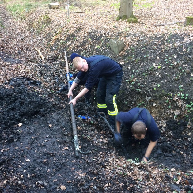 FW-AR: Echte Ausdauer - Feuerwehr Arnsberg befreit Hund aus Schlamm-Rohr