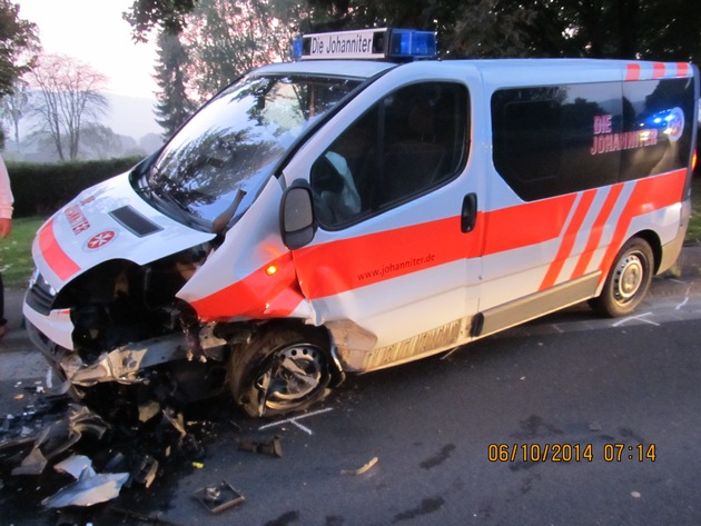 POL-HOL: Bundesstraße 240;  Eschershausen - Scharfoldendorf: PKW mit Rettungswagen zusammengestoßen - PKW-Fahrer leicht verletzt / 30.000,-- EUR Sachschaden -