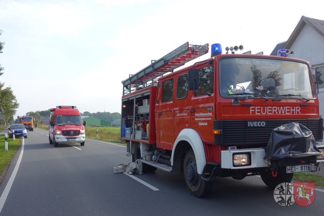 FW-HEI: PKW mit Anhänger prallt an Baum - Fahrzeug brennt komplett aus