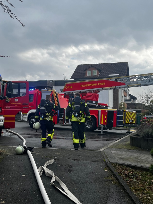 FW Ense: Schnelles Eingreifen der Feuerwehr verhindert Brandausbreitung / Erster Realeinsatz der neuen Drehleiter