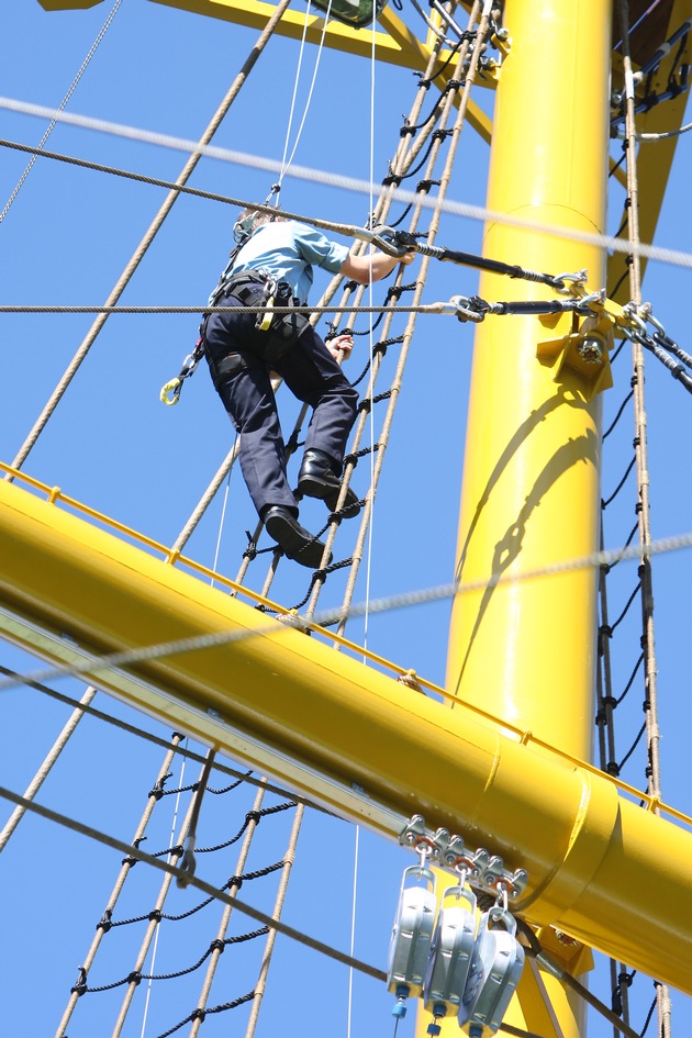 Training in Mast und Takelage Marineschule Mürwik Ausbildung am neuen Übungsmast (BILD)