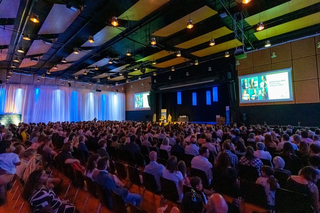 Medienmitteilung - Diplomfeier der FernUni Schweiz: Ein besonderer Tag für die Absolventinnen und Absolventen